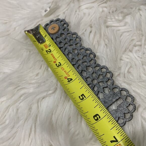 CRATE & Barrel 8 napkin rings  laser cut floral motif button closure NWT - Picture 5 of 7